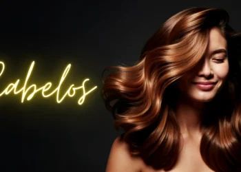 Mulher sorridente com cabelo volumoso e brilhante, ilustrando os cortes de cabelo que estão em alta atualmente.