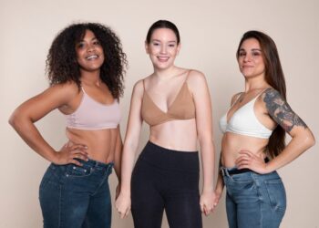 Mulheres com roupas casuais e estilosas, celebrando a diversidade.