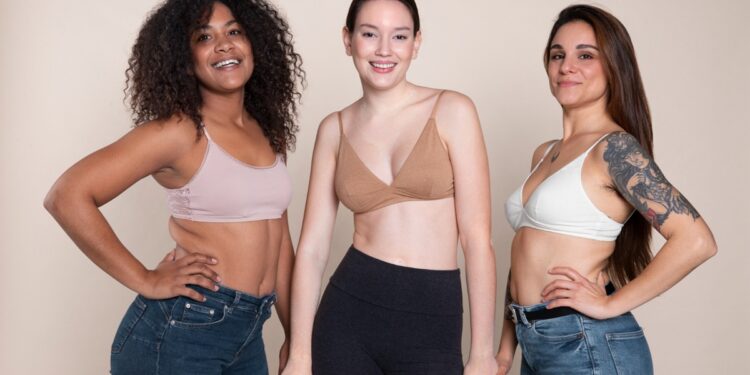 Mulheres com roupas casuais e estilosas, celebrando a diversidade.