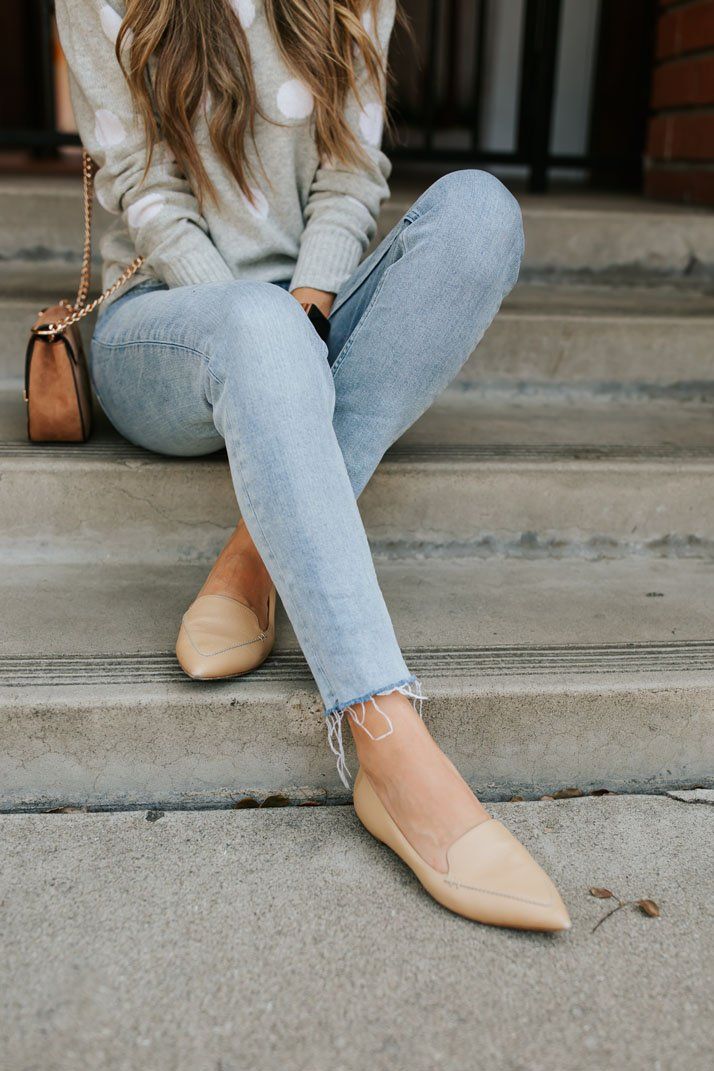 Sapatilha nude com bico fino, perfeita para um look casual e elegante.