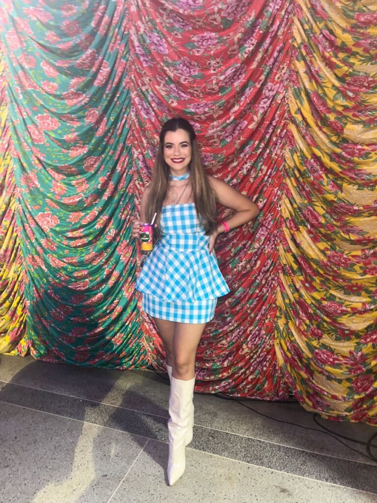 Mulher com vestido xadrez azul em festa junina
