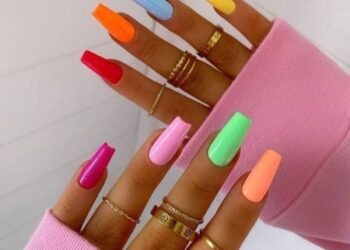 Unhas decoradas com esmaltação colorida vibrante em tons arco-íris