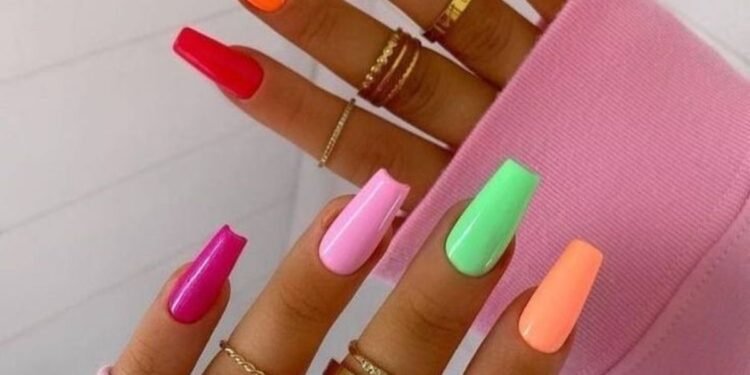 Unhas decoradas com esmaltação colorida vibrante em tons arco-íris
