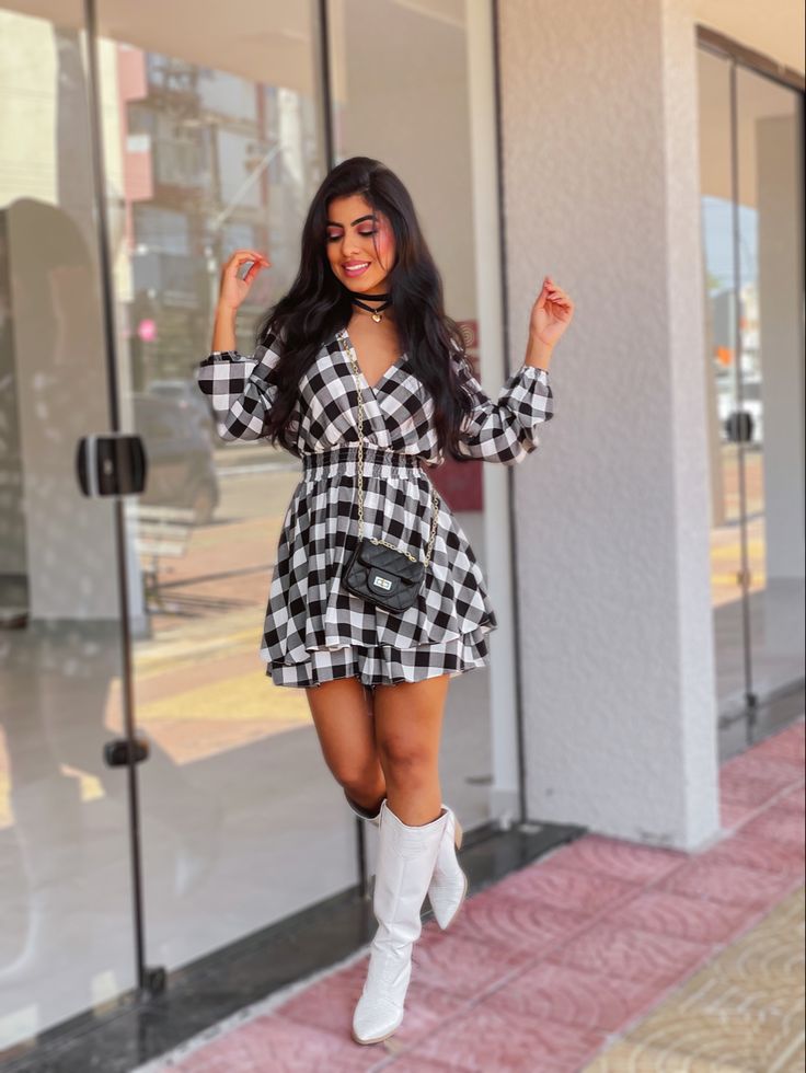 Mulher com vestido xadrez preto e branco e bota branca, look junino moderno para o São João