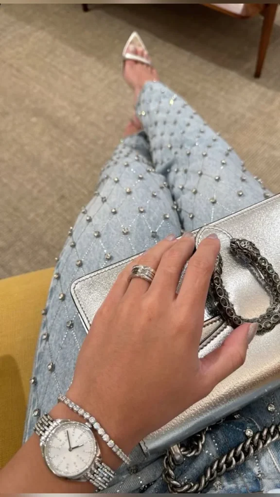 Acessórios brilhantes como relógio, pulseira e bolsa para look noturno