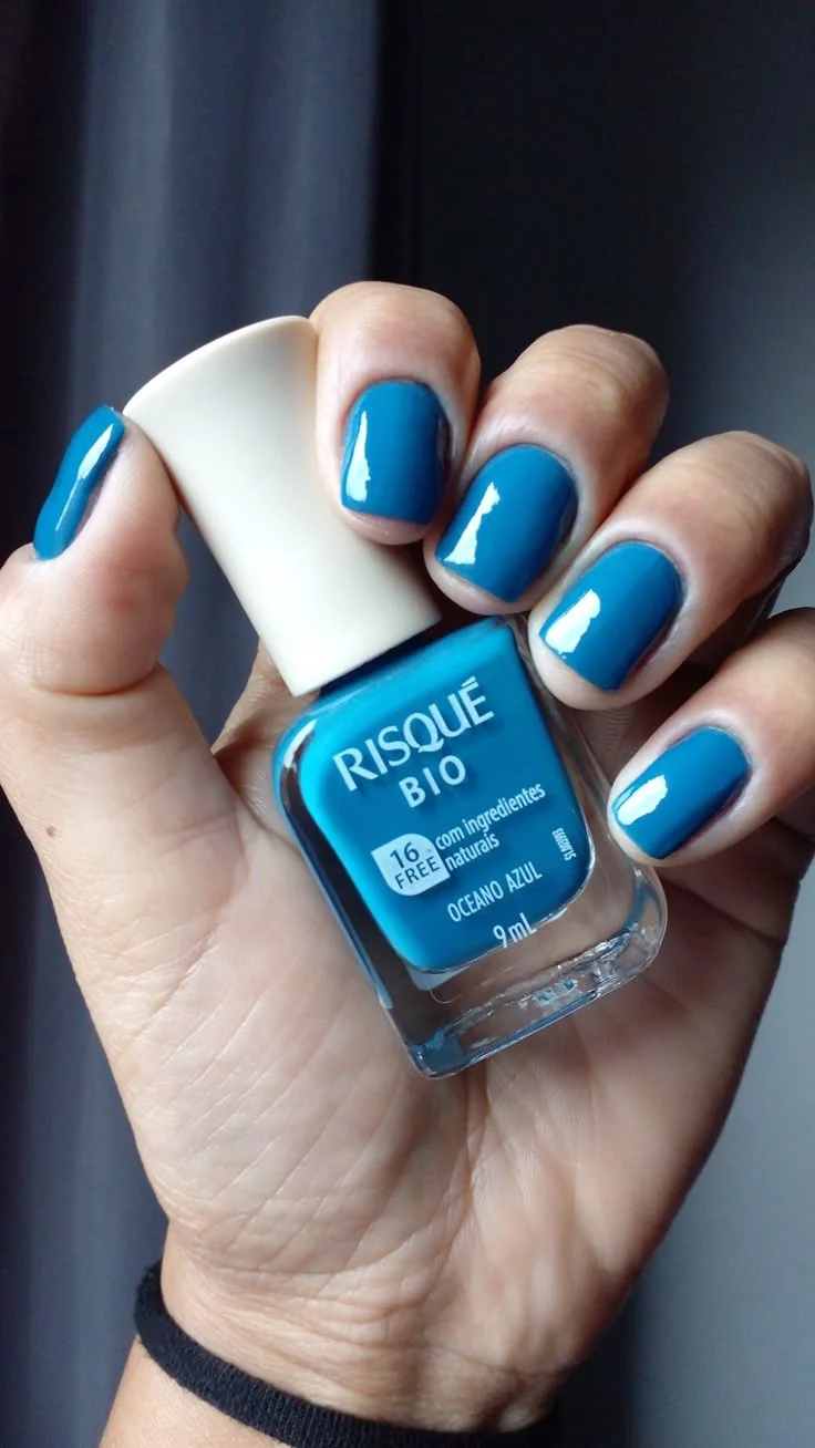 Unhas com o tom Azul Oceano, um azul profundo e sofisticado, ideal para ocasiões mais formais.