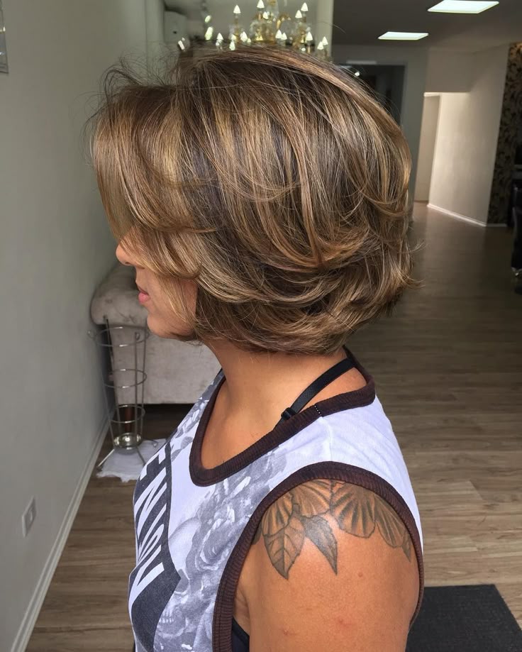 Corte de cabelo chanel repicado para mulheres com mais de 60 anos