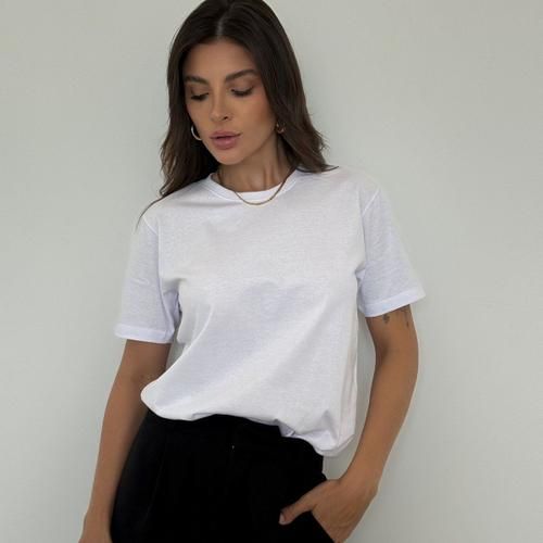 Mulher usando uma camiseta branca básica feminina, estilo casual e versátil