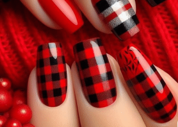 Unhas decoradas com estampas xadrez preto e vermelho. Imagem: Pinterest