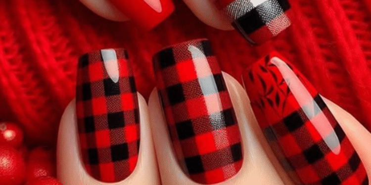 Unhas decoradas com estampas xadrez preto e vermelho. Imagem: Pinterest
