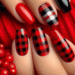 Unhas decoradas com estampas xadrez preto e vermelho. Imagem: Pinterest