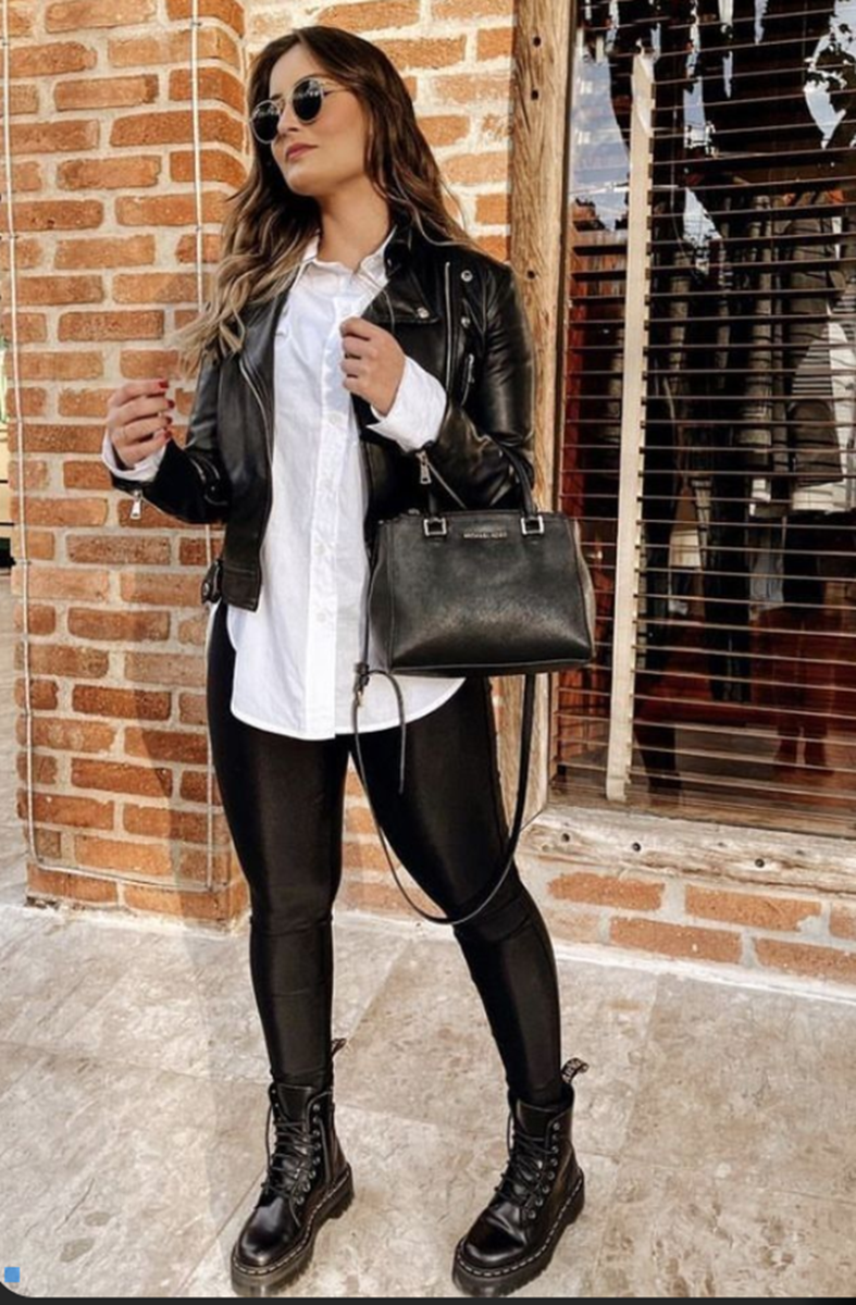 Look com jaqueta de couro, camisa branca e coturno para passeio casual.