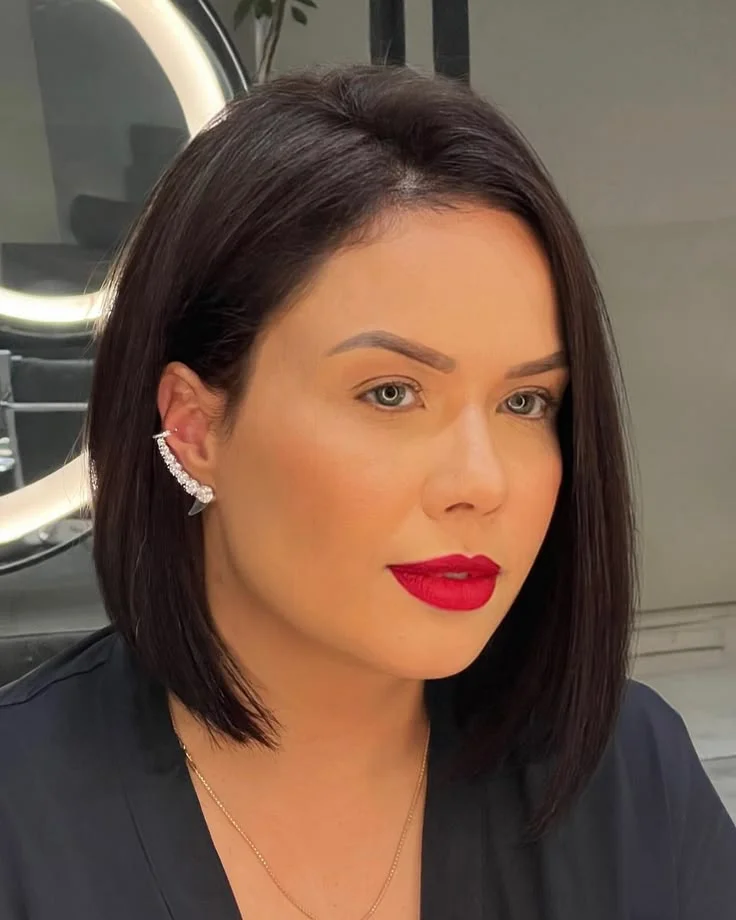 Corte de cabelo chanel clássico, elegante e sofisticado, com base reta e superlisa.