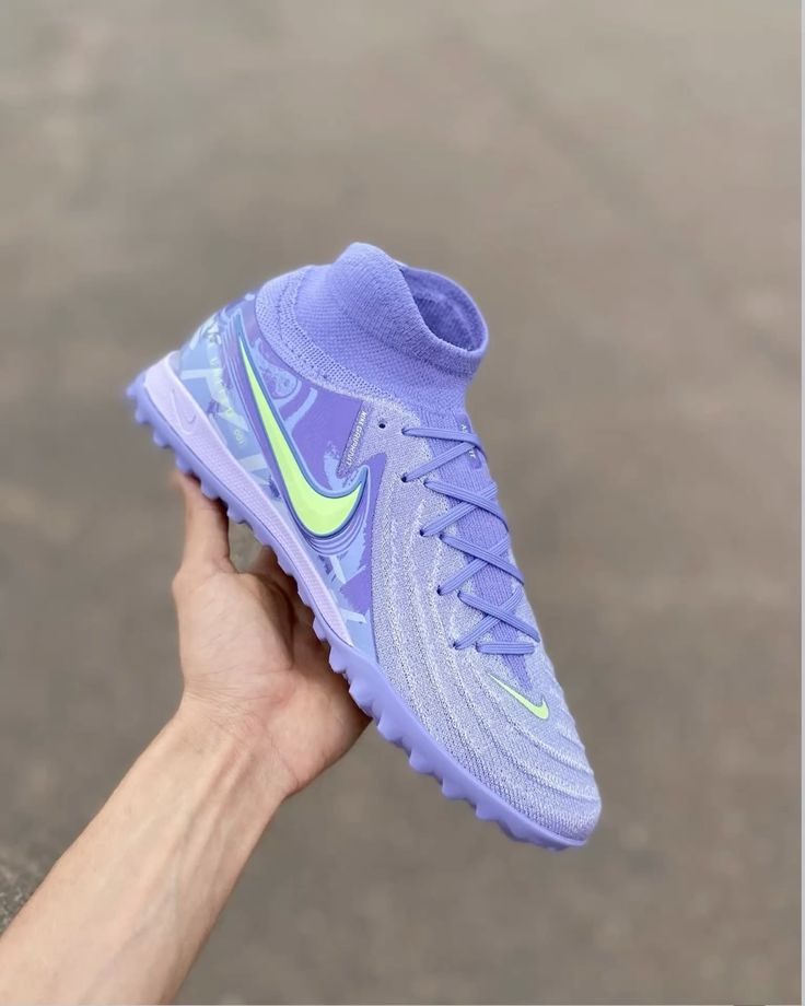 Chuteira Nike Society roxa com detalhes em verde, ideal para jogos e treinos de futebol.