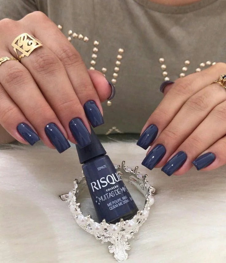 Unhas com o tom Cinza Azulado, uma mistura de cinza e azul que traz elegância e modernidade.
