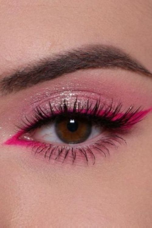 Olho com maquiagem rosa e delineado duplo marcante em tom vibrante