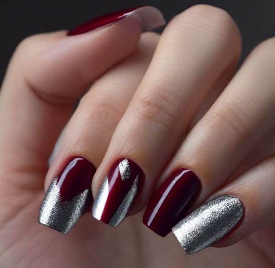 Unhas marsala com o prateado