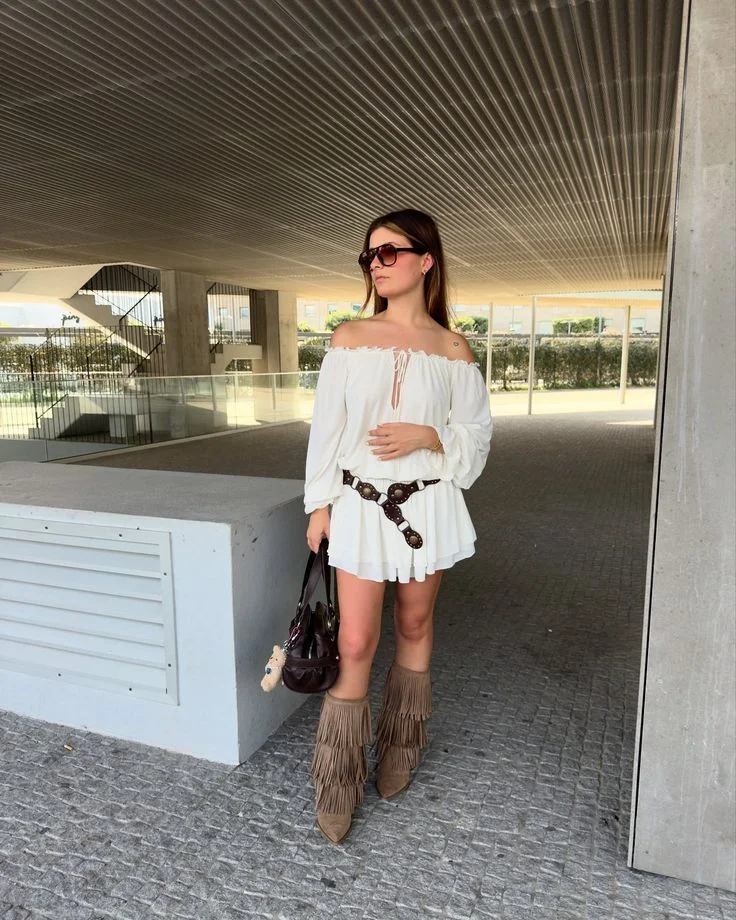 Look Boho Chic com botas e vestido branco para festas juninas