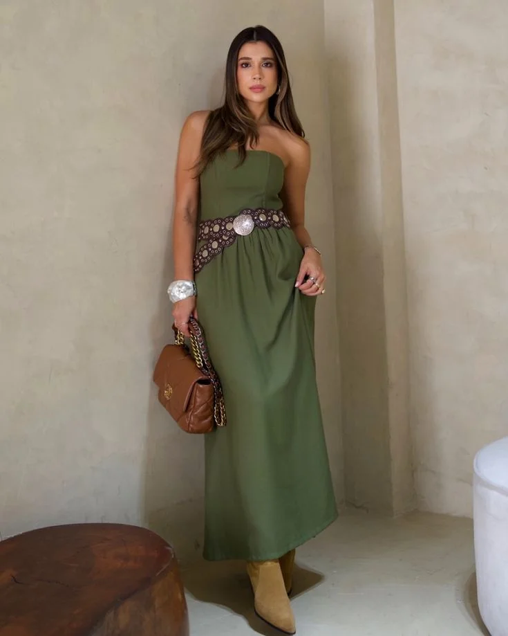 Look Boho Chic com vestido verde oliva e acessórios