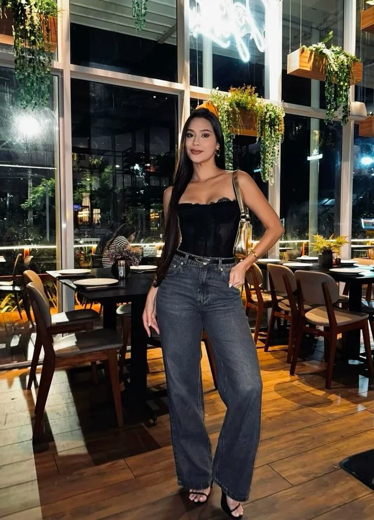 Look noturno com blusa preta e calça jeans