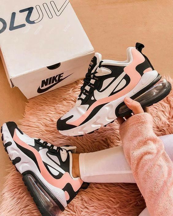 Tênis Nike Max 270 com detalhes em rosa e preto, perfeito para um visual esportivo e confortável.