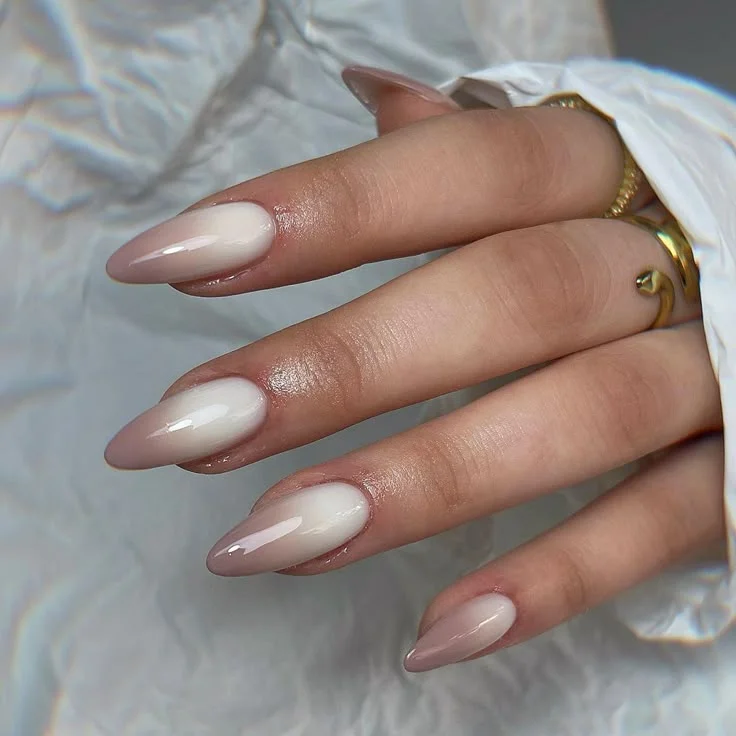 Unhas com efeito ombré, criando um degradê suave entre tons claros e escuros, ideal para quem adora ousar nas nail arts.