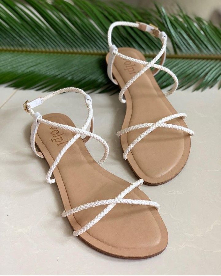 Rasteirinha branca com trançado de corda, ideal para o verão e looks descontraídos.
