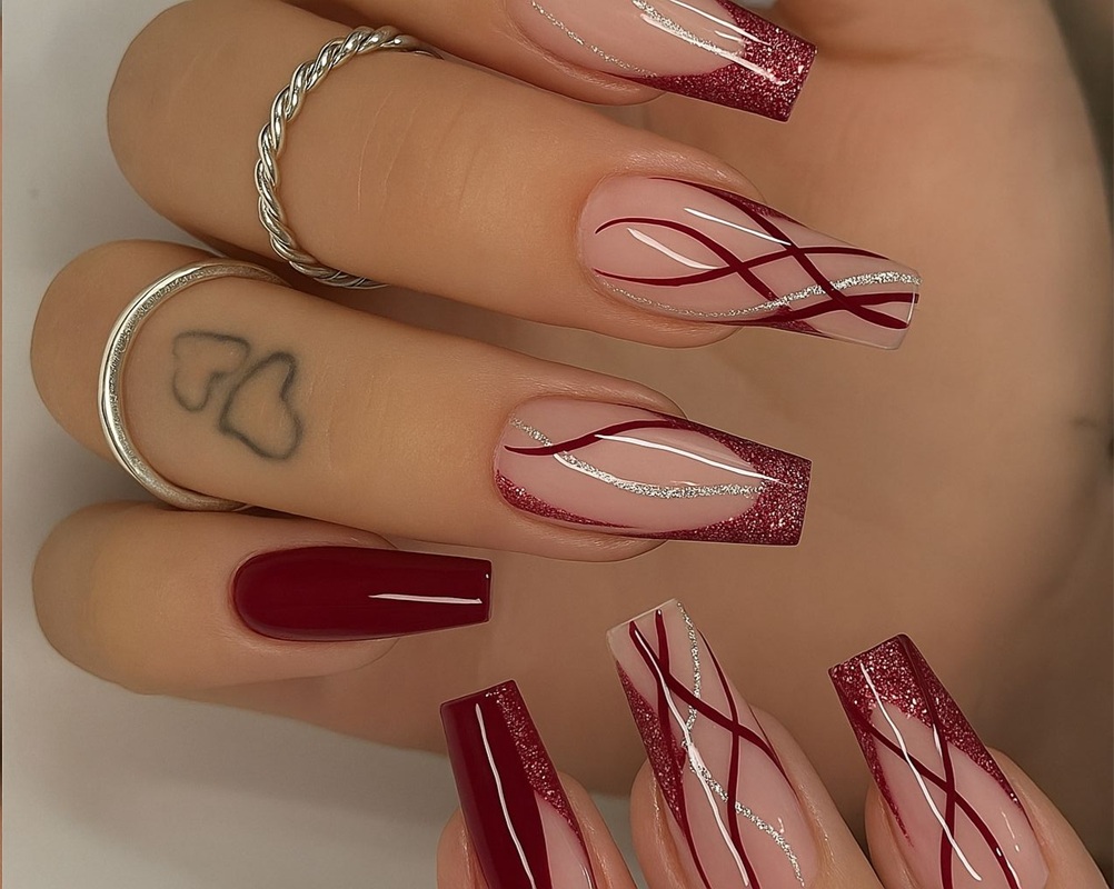 Unhas marsala decoradas com estampas