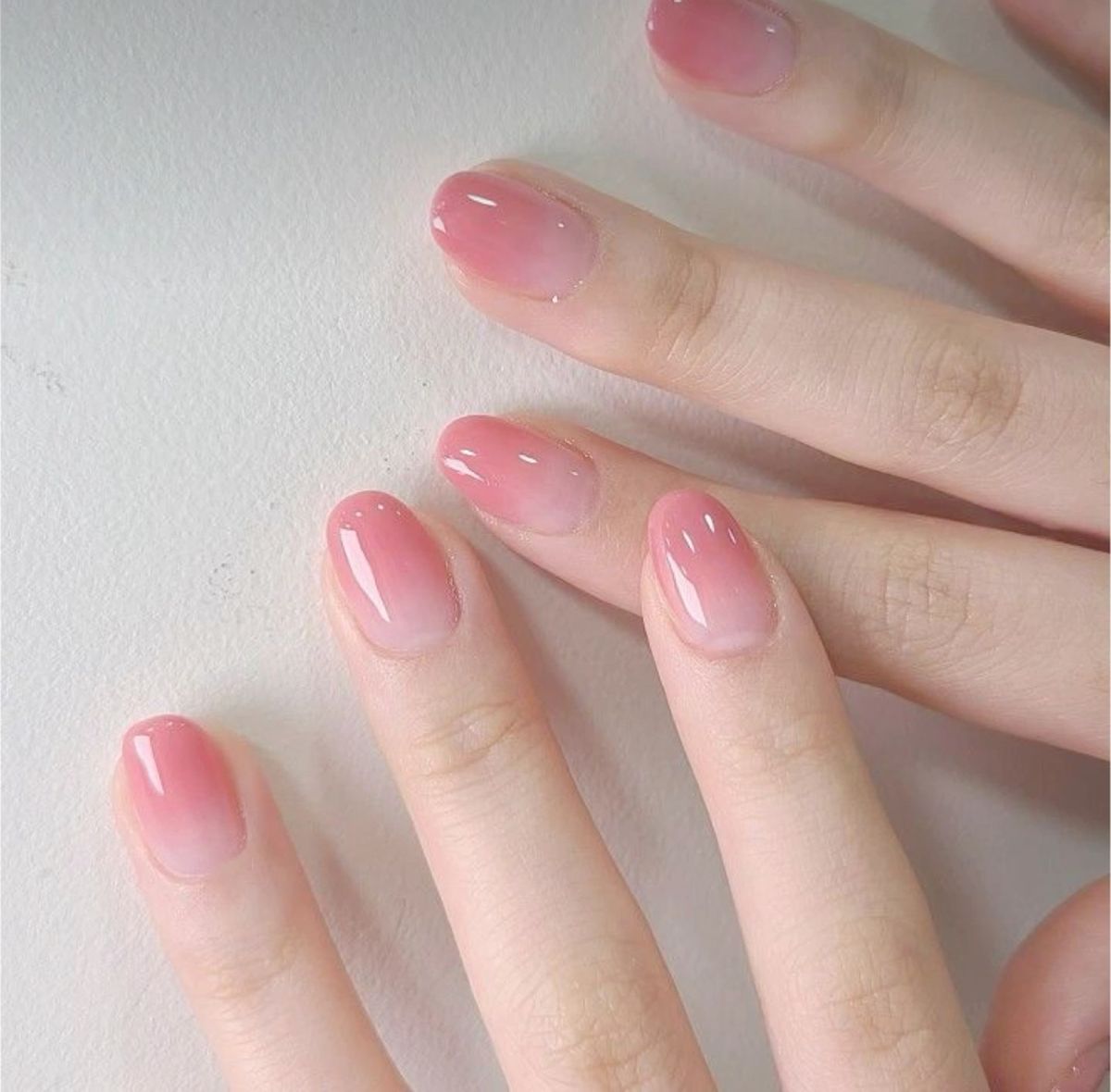 Unhas com acabamento blush em tonalidade suave.