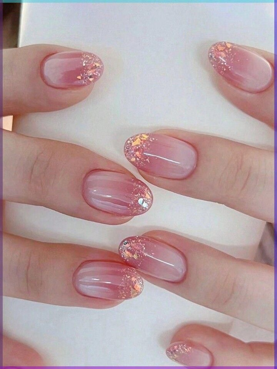 Unhas com brilho delicado e toque brilhante.