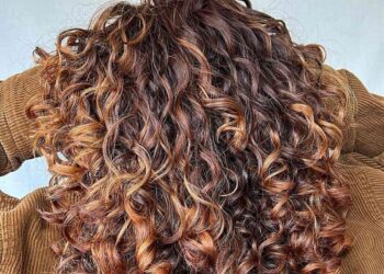 Cabelos cacheados hidratados e com brilho