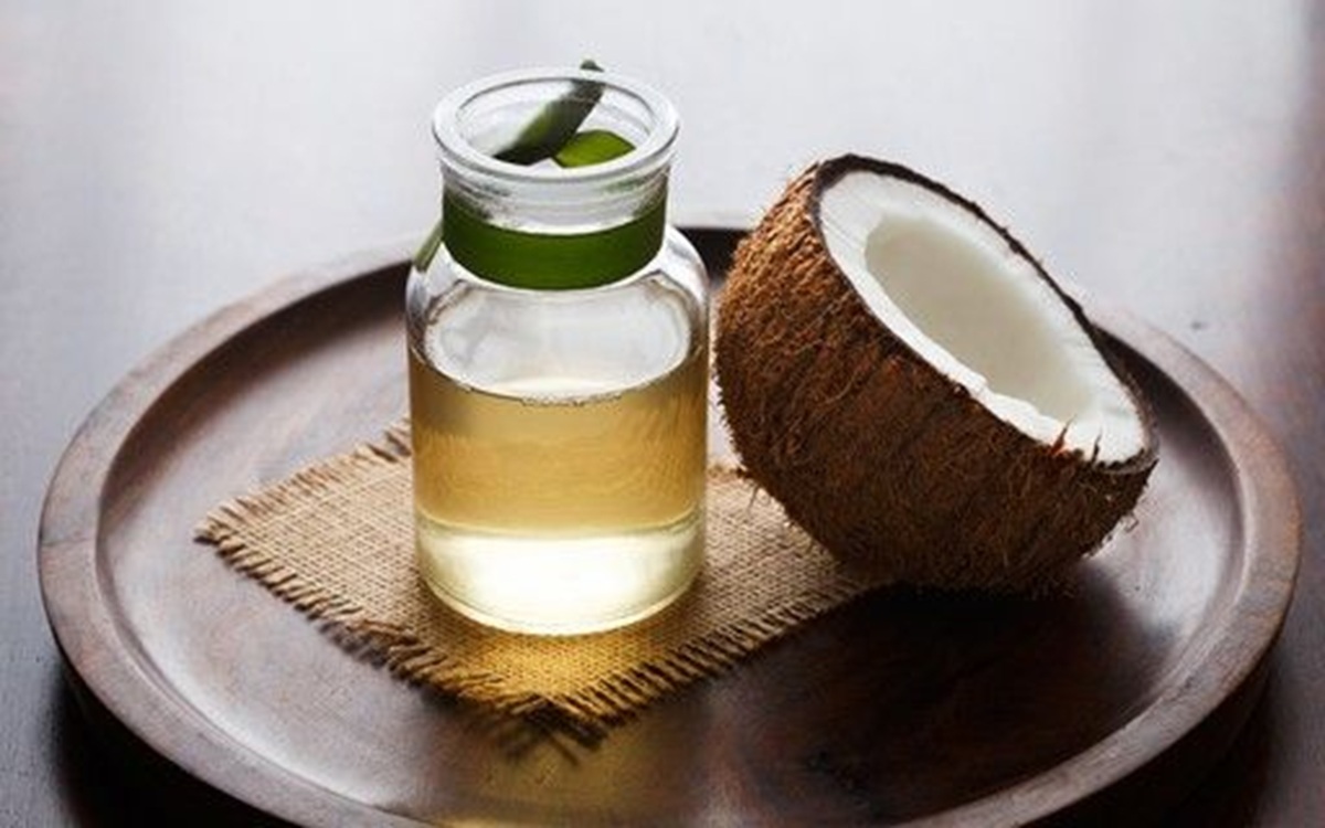Óleo de coco em garrafinha, ideal para hidratar cabelos cacheados.