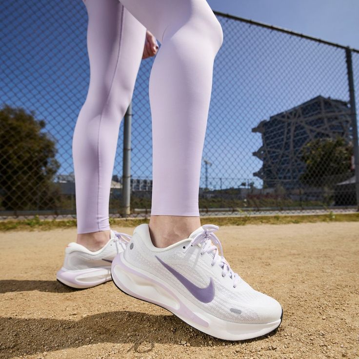 Tênis Nike Journey Run feminino branco e lilás, ideal para treinos e corridas com conforto e estilo.