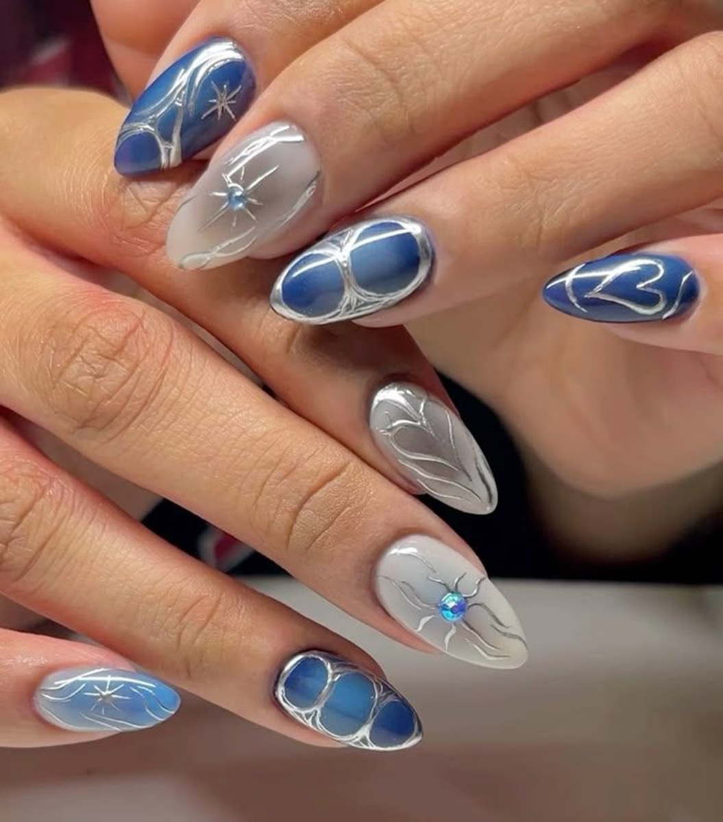 Unhas com design futurista no estilo cyberpunk.