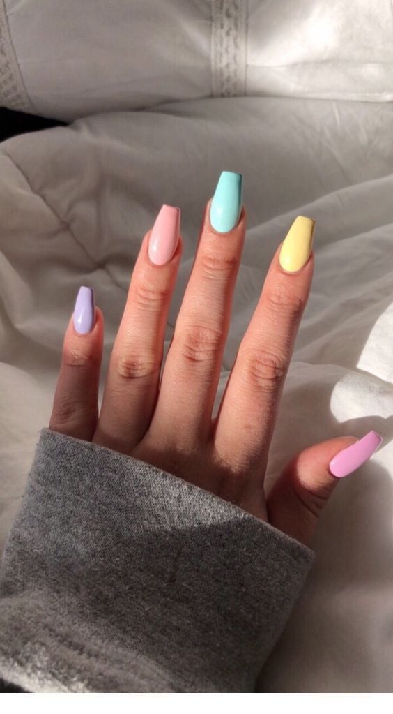  Unhas decoradas com esmaltes candy colors em tons pastel