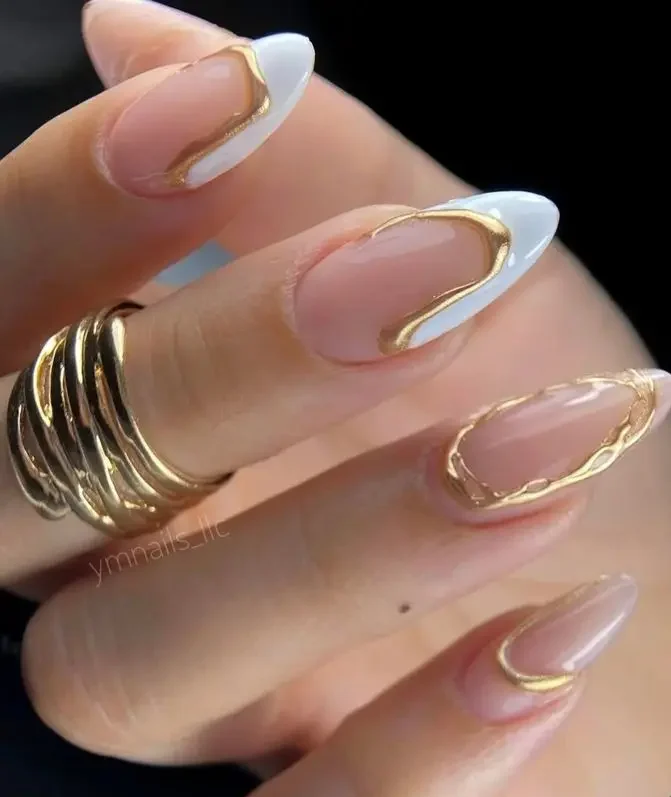 Unhas em 3D branca e dourada