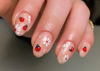Unhas decoradas com ladybugs e flores brancas para arrasar no fim de semana.