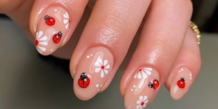 Unhas decoradas com ladybugs e flores brancas para arrasar no fim de semana.