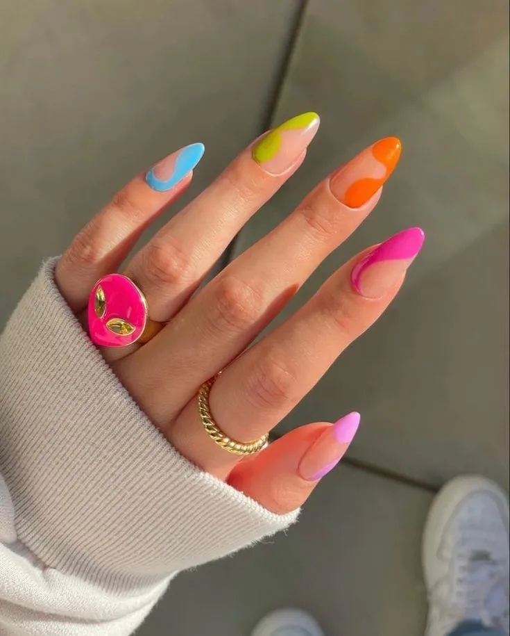 Unhas supercoloridas com nails art geométrica