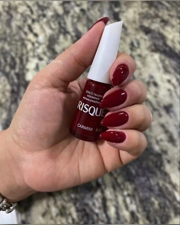 Unhas com o tom Vermelho Cereja, um clássico vibrante e sofisticado, ideal para ocasiões que pedem ousadia e charme.