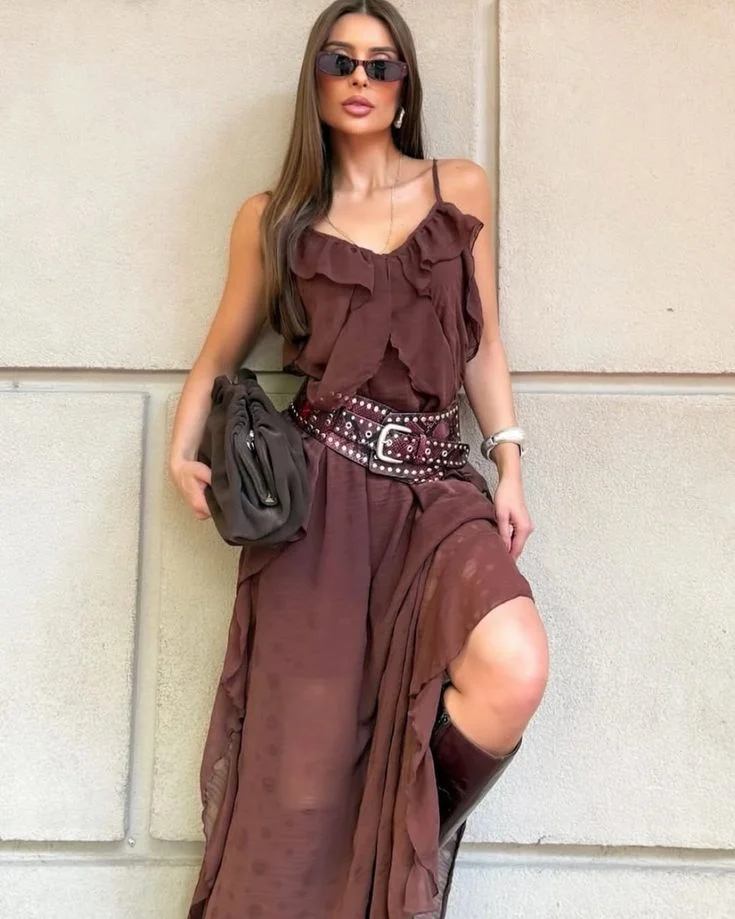 Look boho chic com vestido longo, acessórios e botas para o São João 2025