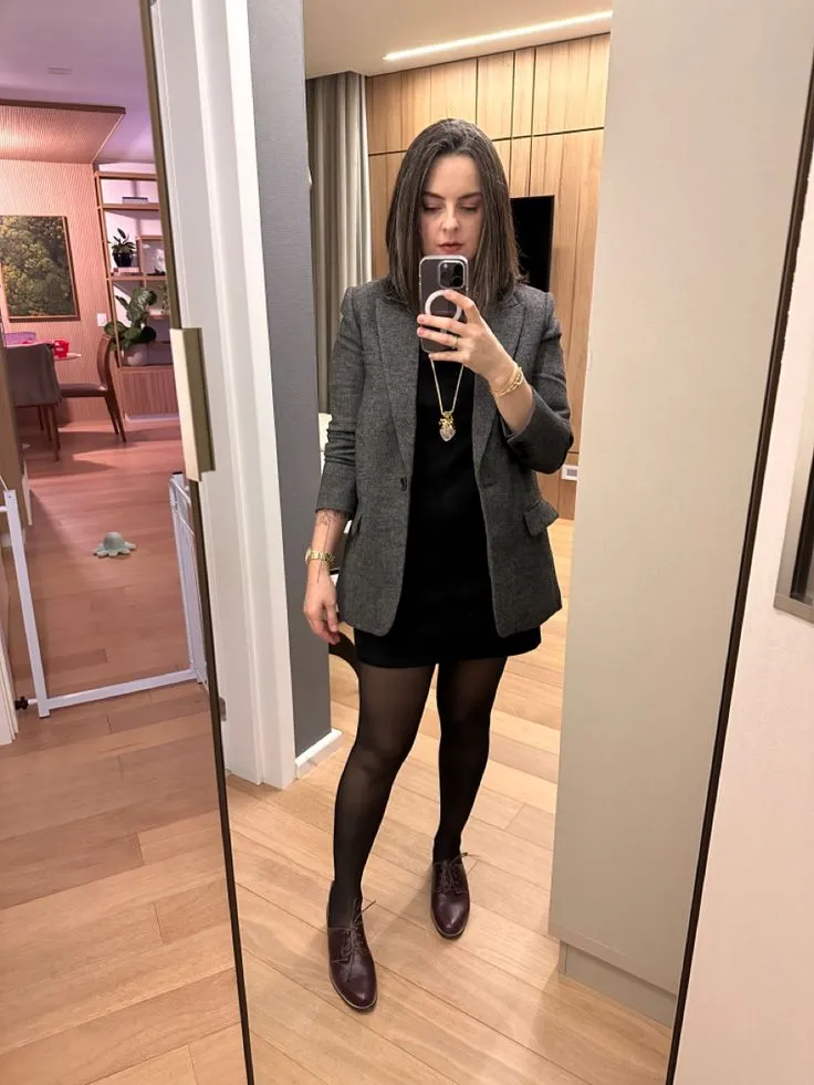 Look elegante com vestido preto e blazer para eventos especiais.