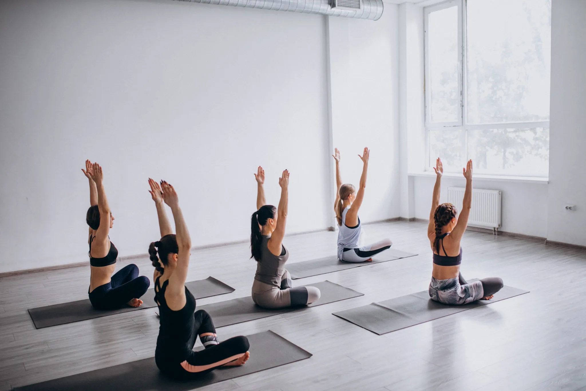 Aula de ioga em grupo, com posturas e alongamentos para melhorar flexibilidade e promover paz interior.