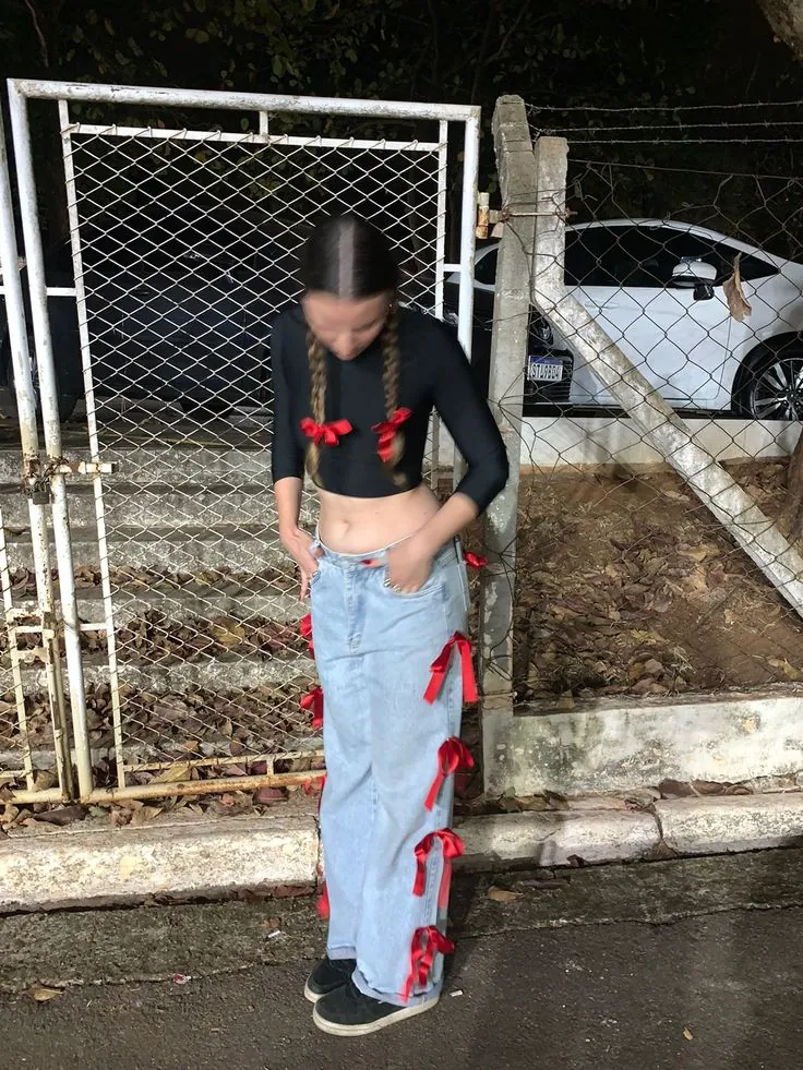 Calça jeans customizada com fitas vermelhas nas laterais para look junino criativo