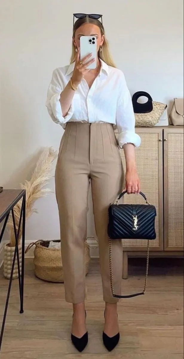Look profissional com calça de alfaiataria e blusa branca, ideal para o ambiente de trabalho.