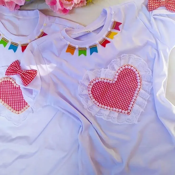  Camisa branca personalizada com bandeirinhas coloridas e coração em tecido xadrez