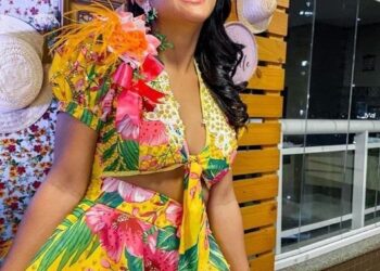 Mulher com vestido típico de festa junina, florido e colorido.