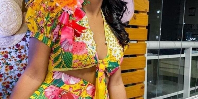 Mulher com vestido típico de festa junina, florido e colorido.