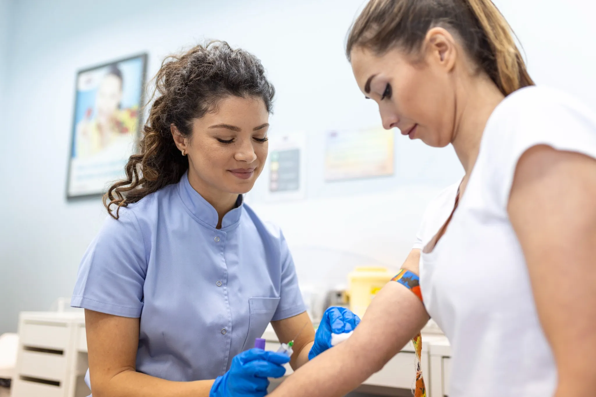 Profissional de saúde coletando sangue de paciente para exames essenciais.