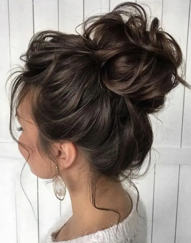 Mulher com coque bagunçado, penteado simples para festa junina